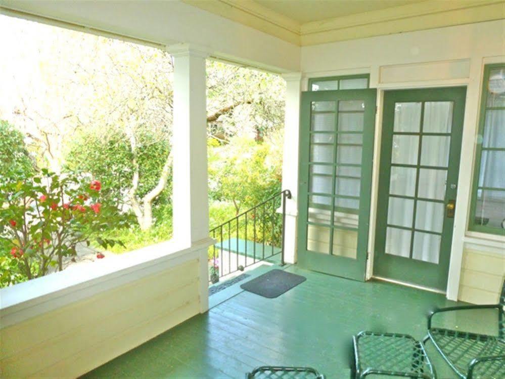 הילדסבורג Camellia Inn מראה חיצוני תמונה